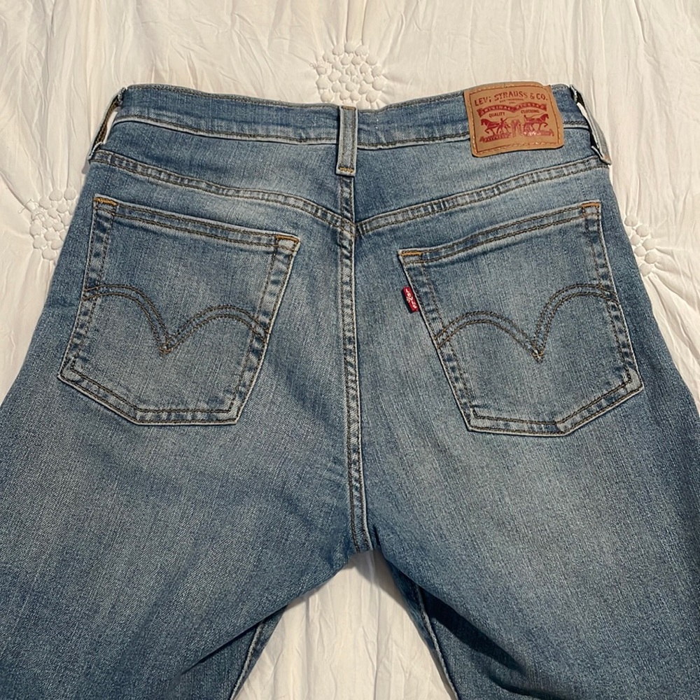 Levis High waisted skinny wedgie jean. Size 28